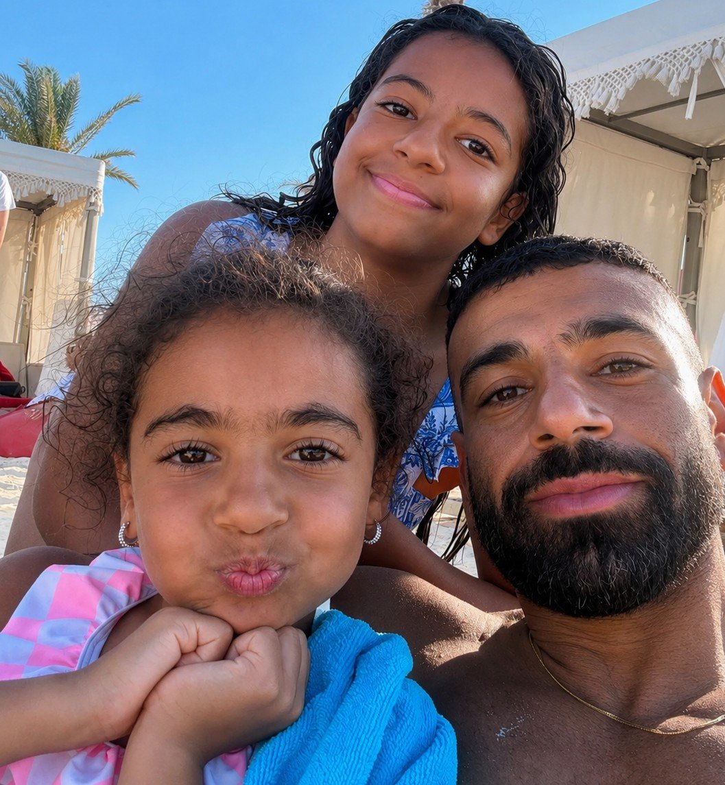محمد صلاح وبناته يخطفون الأنظار بصور عائلية دافئة.. لقطات عفوية تثير تفاعل الجمهور 5 محمد صلاح وبناته يخطفون الأنظار بصور عائلية دافئة.. لقطات عفوية تثير تفاعل الجمهور