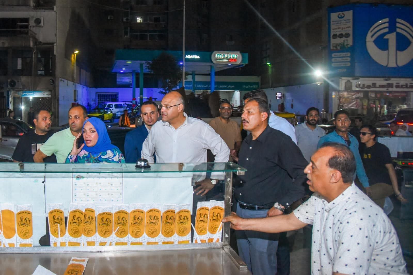 محافظ الإسكندرية يقود حملة مسائية مكبرة بشارع جمال عبد الناصر لاستعادة الانضباط وإزالة الإشغالات 8 محافظ الإسكندرية يقود حملة مسائية مكبرة بشارع جمال عبد الناصر لاستعادة الانضباط وإزالة الإشغالات