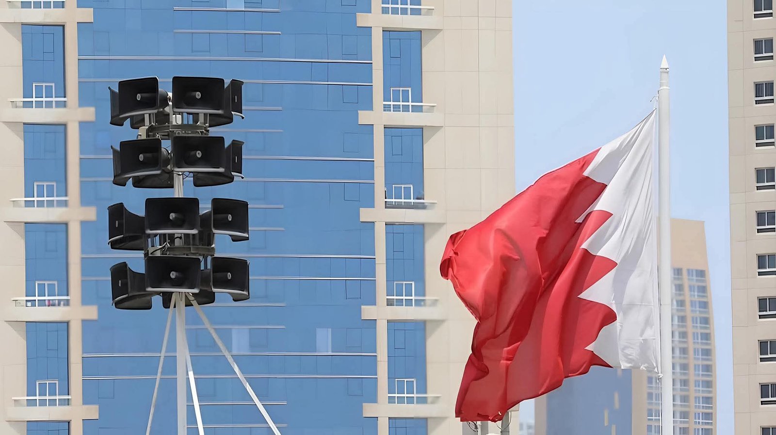 صفارات الإنذار في البحرين تدوي من جديد.. الداخلية تدعو الجميع إلى الالتزام بالهدوء وتصدر تعليمات عاجلة للمواطنين والمقيمين