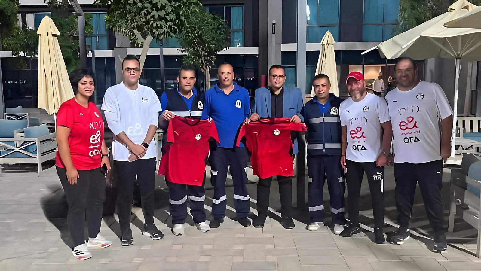 منتخب الشباب يكرم طاقم الإسعاف بعد إنقاذ حياة مدرب حراس المرمى في لفتة إنسانية مميزة