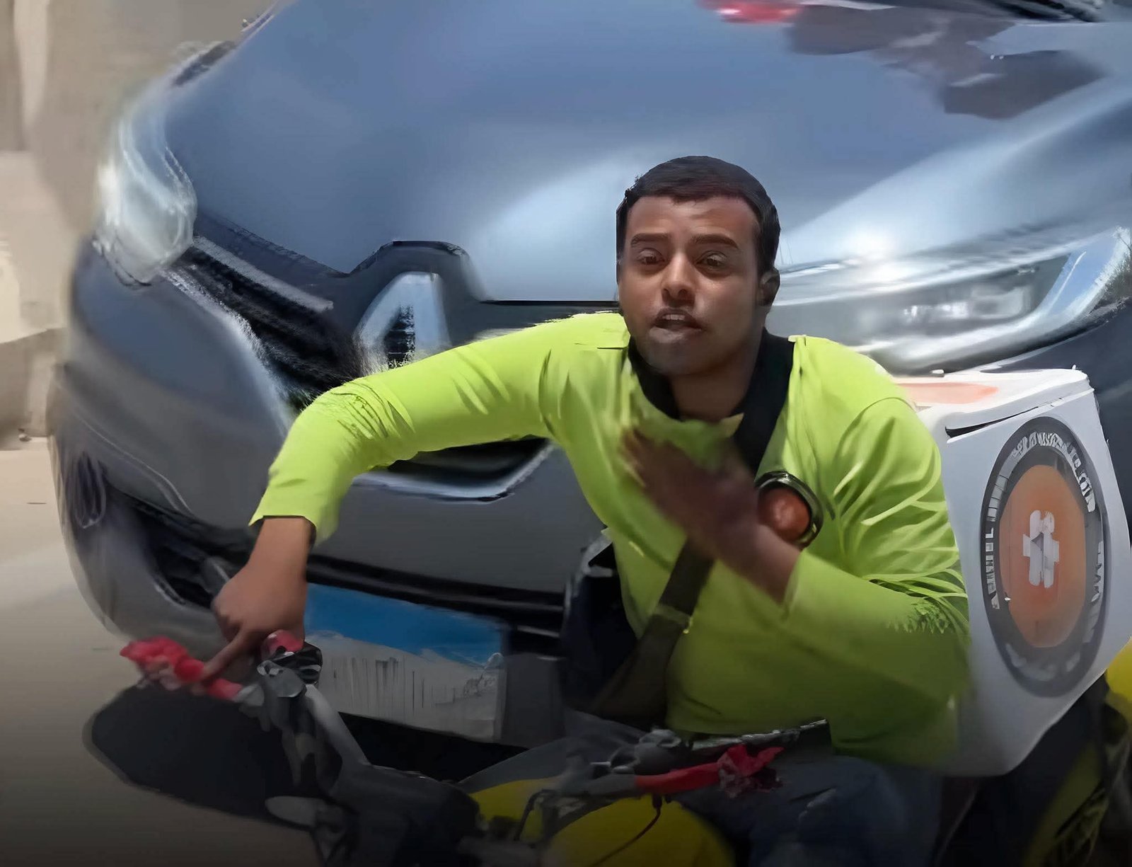 عامل الدليفري صاحب أجمل لقطة احتفال خلال استقبال لاعبي منتخب مصر بالعلمين: كنت بشجع من قلبي 5 عامل الدليفري صاحب أجمل لقطة احتفال خلال استقبال لاعبي منتخب مصر بالعلمين: كنت بشجع من قلبي