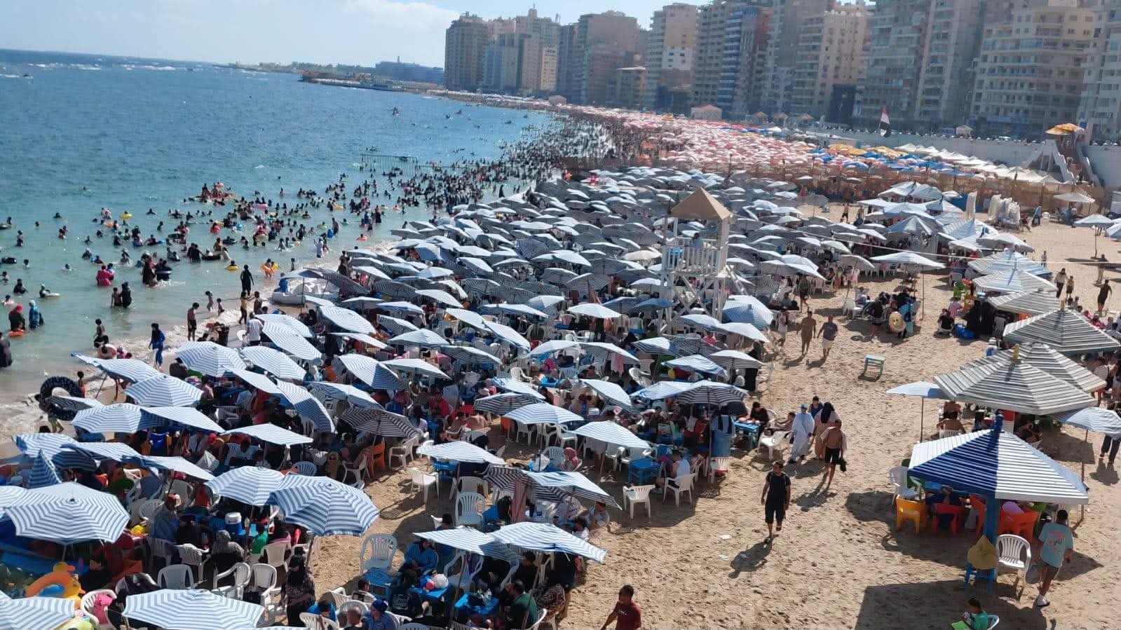 شواطئ الإسكندرية تستقبل مليونًا و250 ألف زائر في يوم واحد.. والإشغال يصل إلى 100% مع حملات رقابية مكثفة