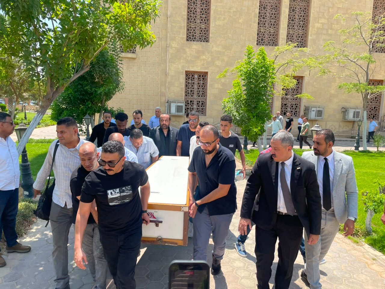 تشييع جثمان والدة الإعلامي محمد شبانة في أجواء حزينة.. ورسائل مواساة واسعة من الوسط الإعلامي