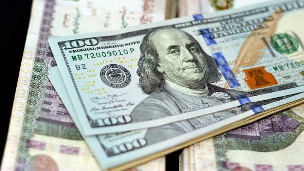 الدولار يتراجع عالميًا وسط مخاوف من تدخل الخزانة الأمريكية في سوق السندات