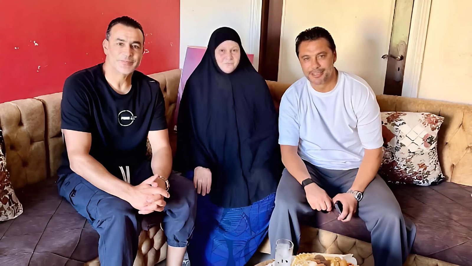 الحضري وأحمد حسن يزوران والدة الراحل محمد عبد الوهاب في الفيوم.. لفتة إنسانية تخلد ذكرى نجم الأهلي 3 الحضري وأحمد حسن يزوران والدة الراحل محمد عبد الوهاب في الفيوم.. لفتة إنسانية تخلد ذكرى نجم الأهلي