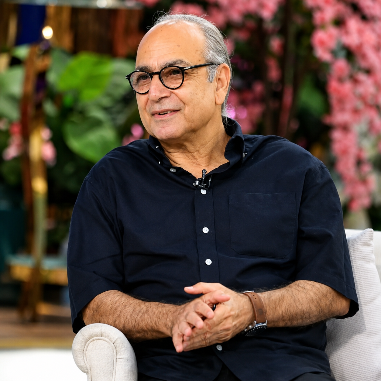 أحمد كمال ضيف «معكم منى الشاذلي» غدًا الجمعة.. رحلة فنية بدأت من مسرح الدولة 2 أحمد كمال ضيف «معكم منى الشاذلي» غدًا الجمعة.. رحلة فنية بدأت من مسرح الدولة