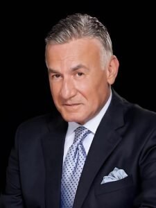 عزت أبو عوف.. من كلية الطب إلى عالم الفن ورئاسة مهرجان القاهرة السينمائي.. رحلة فنان متعدد المواهب